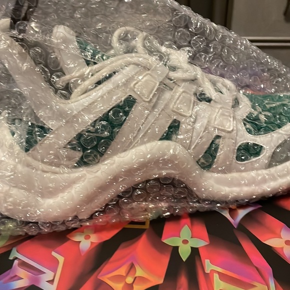 Louis Vuitton Archlight Trainers (green and white) 39 - Picture 2 of 3